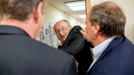 Um diese Szenen geht: Werner Franke (l.) im körperlichen Zwiespalt mit Michael Lehner (r.).