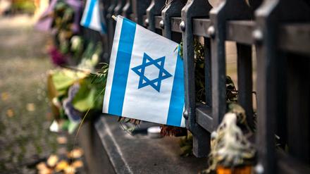 Eine israelische Fahne ist an einem Gitter vor der Neuen Synagoge zu sehen.
