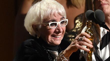 Die italienische Regisseurin Lina Wertmüller mit dem Ehren-Oscar.