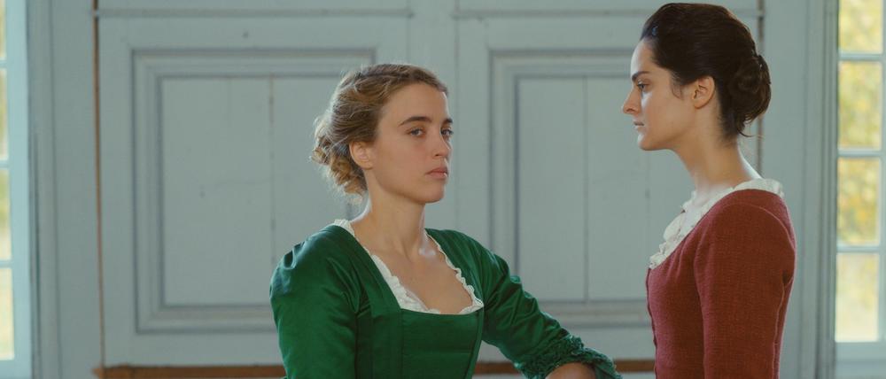 Héloïse (Adèle Haenel, links) sitzt der Malerin Marianne (Noémie Merlant) Modell.