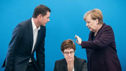 Mike Mohring, Landesvorsitzender der CDU in Thüringen, mit Bundeskanzlerin Angela Merkel (CDU) und Parteichefin Annegret Kramp-Karrenbauer, am Montag in Berlin. 