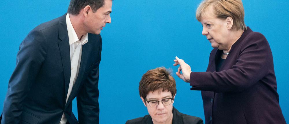 Mike Mohring, Landesvorsitzender der CDU in Thüringen, mit Bundeskanzlerin Angela Merkel (CDU) und Parteichefin Annegret Kramp-Karrenbauer, am Montag in Berlin.