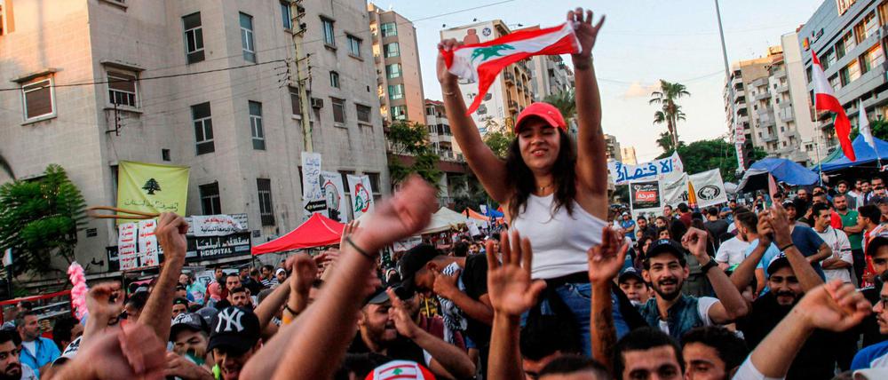Auch in Sidon wird der Rücktritt der Regierung gefeiert.