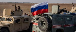 Soldaten der russischen Militärpolizei und der YPG: Die bewaffnete Kurdenmiliz soll vollständig aus Nordsyrien abgezogen sein.