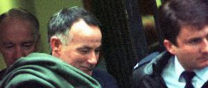 Ivan Milat (links) wird im Juli 1996 zu seinem Prozess gebracht.