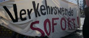 Plakativ. Für eine Verkehrswende demonstrierten am Wochenende mehrere hundert Menschen in Neukölln und Kreuzberg. Aufgerufen hatte das Bündnis "autofreiberlin".