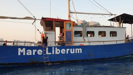 Die „Mare Liberum“ vor der Insel Lesbos. Das Schiff ist auf Beobachtungsmission im Mittelmeer.