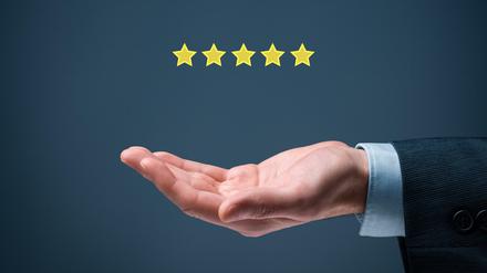 Die Hand aufhalten für gute Bewertungen - so machen es viele Rezensenten im Internet.