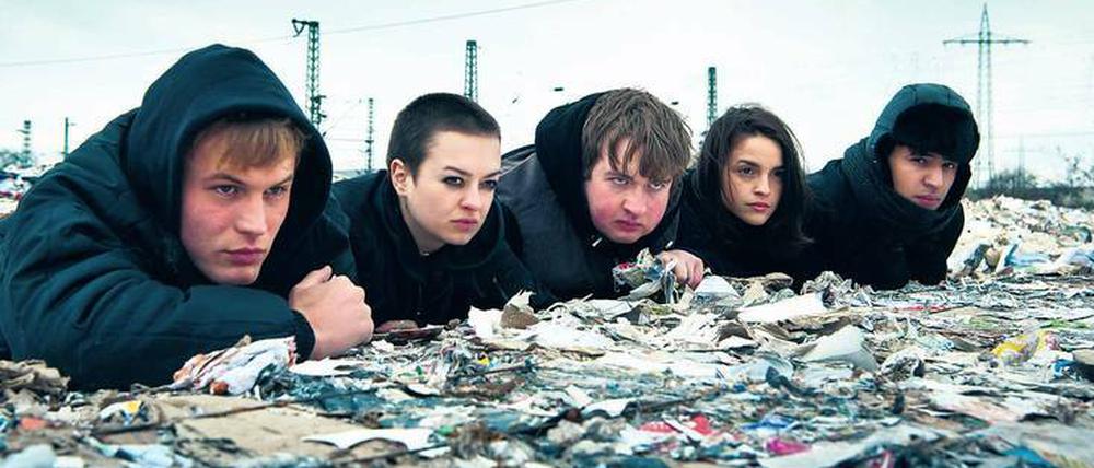 Auf der Lauer, auf der Mauer. Tristan (Ludwig Simon, v.l.n.r.), Zazie (Michelle Barhel), Hagen (Daniel Friedl), Lea (Luise Befort) und Rahim (Mohamed Issa) werden gleich einem Papierhersteller auf die Pelle rücken.
