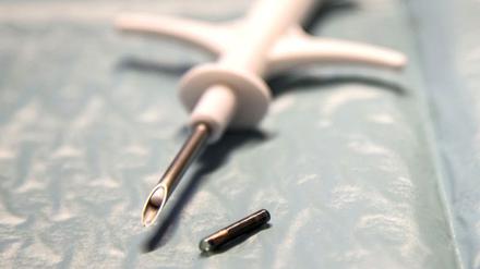 Ein Gerät zum Einführen eines Glaszylinders, in dem sich ein Mikrochip befindet, unter die Haut. Beim Reiseunternehmen Tui in Stockholm gefiel einigen Mitarbeitern diese Idee.