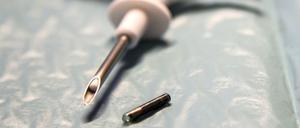 Ein Gerät zum Einführen eines Glaszylinders, in dem sich ein Mikrochip befindet, unter die Haut. Beim Reiseunternehmen Tui in Stockholm gefiel einigen Mitarbeitern diese Idee.