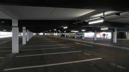 Da ist noch Platz. Parkhaus am Flughafen BER. 