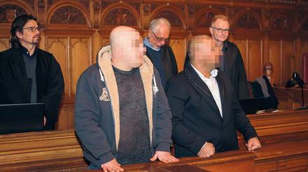 Macht der Gewohnheit. Der vor einigen Tagen ohne Pass und Visum eingereiste Ibrahim M. während einer Gerichtsverhandlung im Januar 2018 (vorn links).