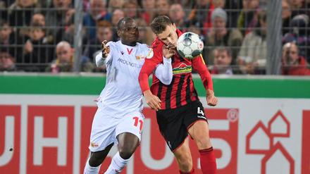 Mit viel Einsatz. Unions Anthony Ujah (links) gegen Freiburgs Nico Schlotterbeck.