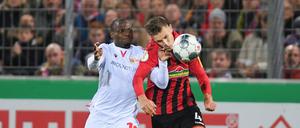Mit viel Einsatz. Unions Anthony Ujah (links) gegen Freiburgs Nico Schlotterbeck.