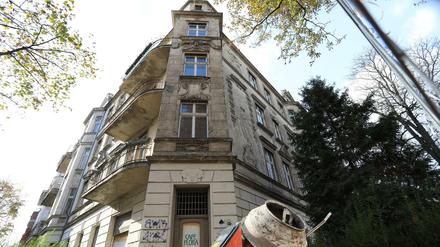 Das "Friedenauer Geisterhaus" in der Odenwald- Ecke Stubenrauchstraße 69 fällt langsam vor sich hin.