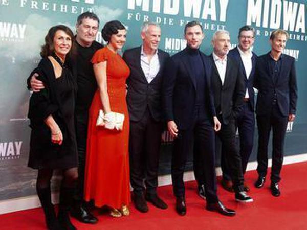 Emmerich (3.vr.) und seine Darsteller bei der Premiere des neuen Films "Midway".