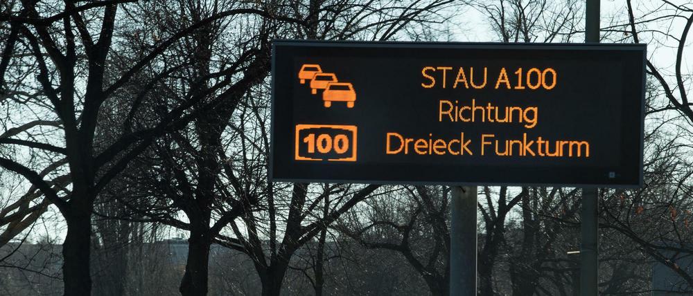 Ein Display mit dem Schriftzug «Stau A100 Richtung Dreieck Funkturm» steht auf dem begrünten Mittelstreifen des Tempelhofer Damm in Fahrtrichtung der Stadtautobahn.