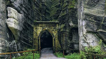 Hohle Gasse. Durch diese Schlucht begeben sich Besucher in Adersbach, um die dunklen Schatten der Vergangenheit zu spüren. 