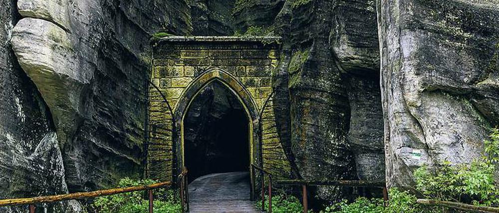 Hohle Gasse. Durch diese Schlucht begeben sich Besucher in Adersbach, um die dunklen Schatten der Vergangenheit zu spüren.