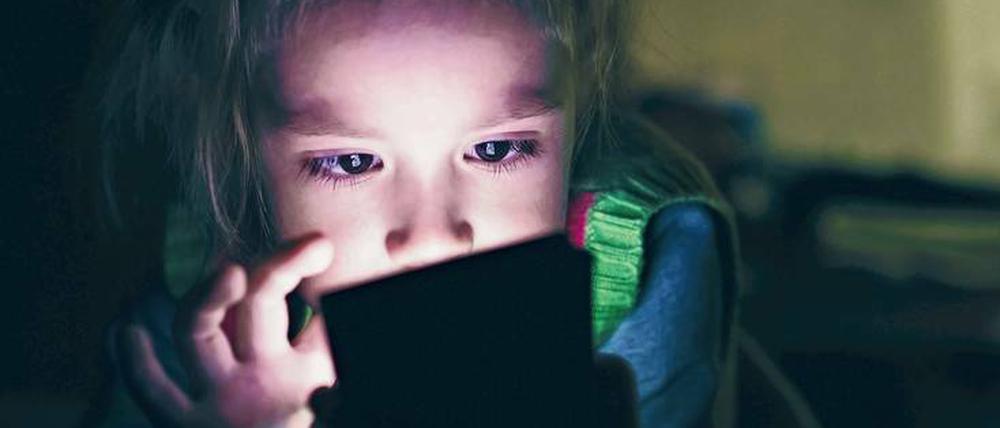 Immer früher nutzen Kinder inzwischen ein Smartphone.