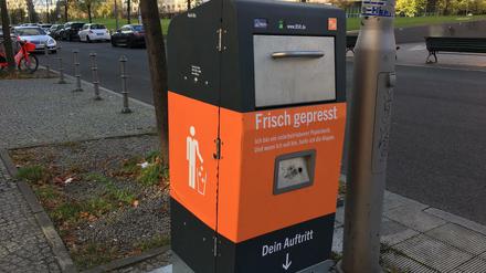 Einer von insgesamt 34 Containern des niederländischen Hellers Mr. Fill, den die Berliner Stadtreinigung ein Jahr lang erproben will - hier in der Nähe des Potsdamer Platzes.