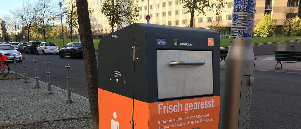 Einer von insgesamt 34 Containern des niederländischen Hellers Mr. Fill, den die Berliner Stadtreinigung ein Jahr lang erproben will - hier in der Nähe des Potsdamer Platzes.
