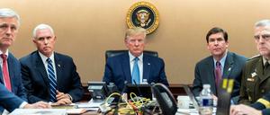 Robert O'Brien, Sicherheitsberater der USA, Mike Pence, Vize-Präsident der USA, Donald Trump, Präsident der USA, Mark Esper, Verteidigungsminister der USA, und Mark Milley, Vorsitzender der Joint Chiefs, verfolgen im Weißen Haus die Operation der US-Spezialkräfte in Syrien.
