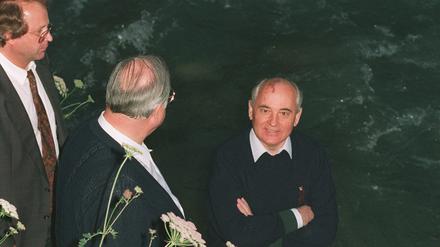 1990 im Kaukasus: Helmut Kohl (Mitte) und Michail Gorbatschow beim historischen „Strickjackentreffen“. Andreas Weiß trägt Dienstkleidung – Krawatte und Jackett.