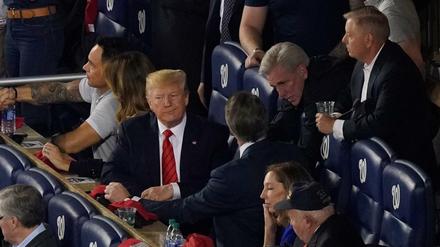 Not amused. Donald Trump (M.) beim Spiel zwischen den Washington Nationals und den Houston Astros.