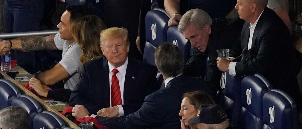 Not amused. Donald Trump (M.) beim Spiel zwischen den Washington Nationals und den Houston Astros.
