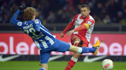 Torsten Mattuschka (rechts) ist spätestens seit seinem Derbytor gegen Hertha (Fabian Lustenberger) eine Legende beim 1. FC Union. 