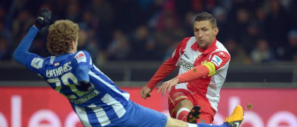 Torsten Mattuschka (rechts) ist spätestens seit seinem Derbytor gegen Hertha (Fabian Lustenberger) eine Legende beim 1. FC Union.