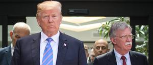 US-Präsident Donald Trump und Sicherheitsberater John Bolton, hier im Sommer 2018 beim G7 Gipfel in Kanada.