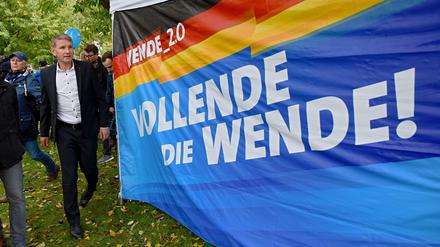 Geschichte im Dienst rechter Rhetorik. Björn Höcke, Spitzenkandidat der AFD-Thüringen, neben dem Werbebanner seiner Partei.