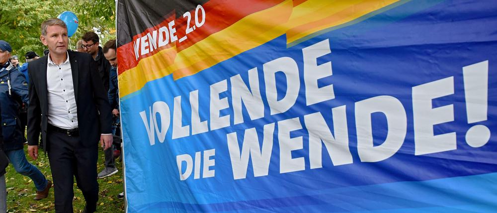 Geschichte im Dienst rechter Rhetorik. Björn Höcke, Spitzenkandidat der AFD-Thüringen, neben dem Werbebanner seiner Partei.