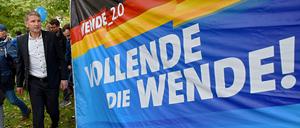 Geschichte im Dienst rechter Rhetorik. Björn Höcke, Spitzenkandidat der AFD-Thüringen, neben dem Werbebanner seiner Partei.