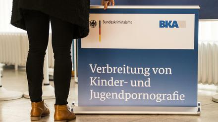 Eine BKA-Mitarbeiterin lässt das ·Rollup· herunter, mit dem über die Verbreitung von Kinderpornografie informiert werden soll. Nach einer bundesweiten Durchsuchungsaktion zu Videodateien, die sexuelle Gewalt an Kindern zeigen, informierten die Ermittler über den Fall. 21 Verdächtige im Alter zwischen 14 und 26 Jahren sollen diese Art von Videos über soziale Netzwerke weiterverbreitet haben.