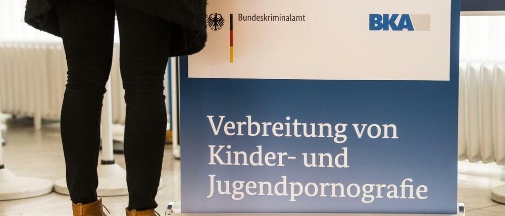 Eine BKA-Mitarbeiterin lässt das ·Rollup· herunter, mit dem über die Verbreitung von Kinderpornografie informiert werden soll. Nach einer bundesweiten Durchsuchungsaktion zu Videodateien, die sexuelle Gewalt an Kindern zeigen, informierten die Ermittler über den Fall. 21 Verdächtige im Alter zwischen 14 und 26 Jahren sollen diese Art von Videos über soziale Netzwerke weiterverbreitet haben.