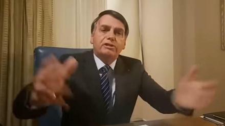 Brasiliens Präsident Bolsonaro teilt in einem Video gegen Journalisten aus. 