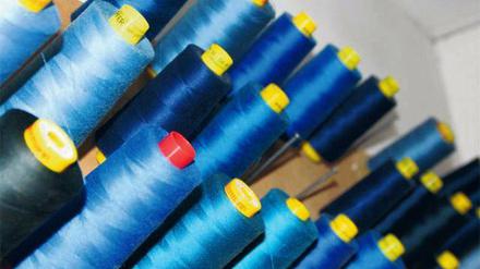 Viele Farben Blau. Im Atelier gibt es mehrere tausend Garnrollen.