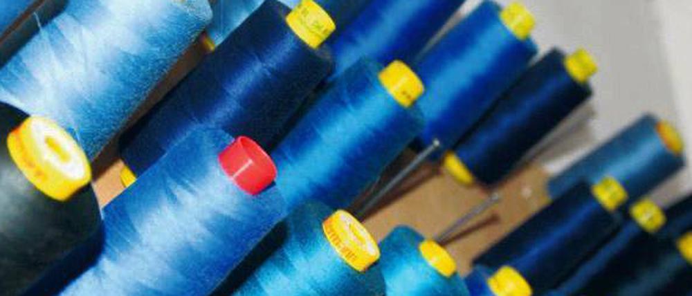Viele Farben Blau. Im Atelier gibt es mehrere tausend Garnrollen.