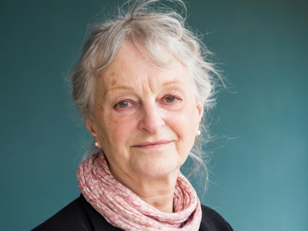 Helga Paris, 81, lebt seit 53 Jahren in ihrer Wohnung in Prenzlauer Berg.