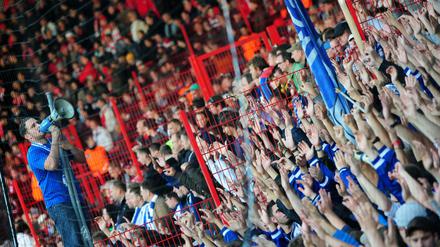 Die Farben vermischen sich. Vor der Wende waren Rot-Weiße und Blau-Weiße miteinander befreundet. Nach der Wende hat man sich auseinander gelebt.