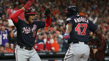 Juan Soto bejubelt Howie Kendricks Homerun im siebten Inning, durch den die Washington Nationals aus einem 1:2 ein 3:2 machten.