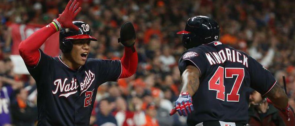 Juan Soto bejubelt Howie Kendricks Homerun im siebten Inning, durch den die Washington Nationals aus einem 1:2 ein 3:2 machten.