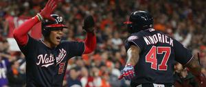 Juan Soto bejubelt Howie Kendricks Homerun im siebten Inning, durch den die Washington Nationals aus einem 1:2 ein 3:2 machten.