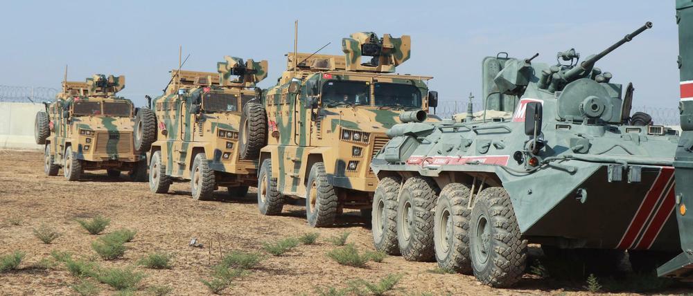 Türkische und russische Soldaten in Panzer patroullieren an der türkisch-syrischen Grenze.