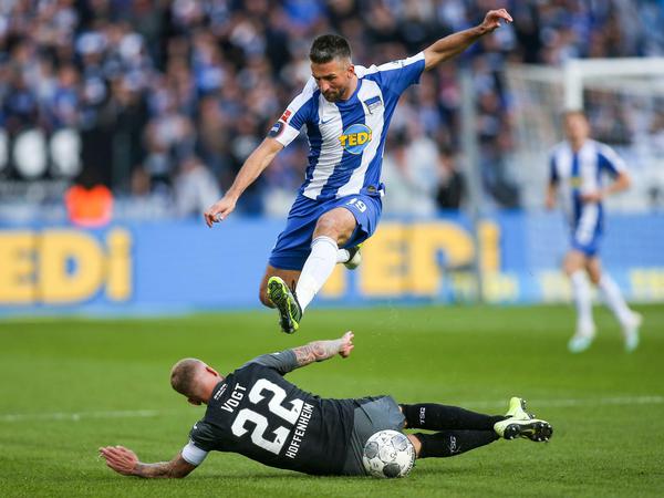 Ab nach oben: Vedad Ibisevic sorgt auch mit 35 Jahren noch für Wirbel auf dem Platz.