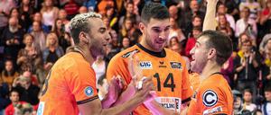 Zuspieler Pierre Pujol, Nicolas Le Goff und Benjamin Patch (von rechts) konnten viel jubeln.